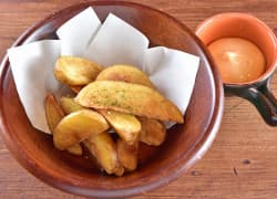 皮つきポテトフライ